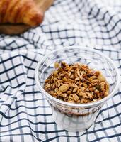 delicioso café da manhã com granola e croissant foto