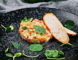 delicioso abacate e cru salmão salada foto