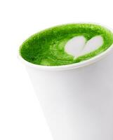 copo do verde chá matcha café com leite isolado em branco foto