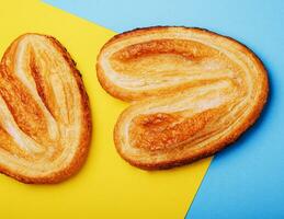 sopro pastelaria biscoitos em azul e amarelo fundo foto