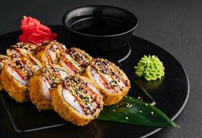 servido caloroso Sushi com gengibre e wasabi em uma Preto pedra prato foto