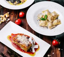 cozinhou Ravioli e lasanha em madeira foto