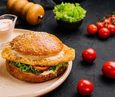 frito frango hamburguer - pouco saudável Comida estilo foto