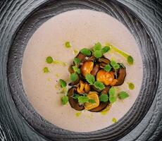 cremoso cogumelo sopa com champignon em topo Visão foto