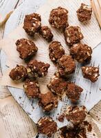 chocolate lasca biscoitos com avelãs topo Visão foto