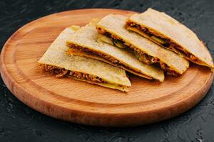 mexicano Quesadilla com frango em de madeira mesa. foto