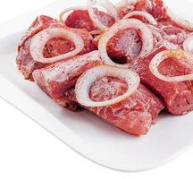 cru carne de porco carne com cebolas e especiarias para cozinhando kebabs foto