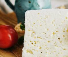 caseiro grego queijo feta em de madeira corte borda foto