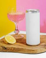 refrigerante dentro uma lata com Rosa champanhe em uma Rosa e amarelo fundo foto