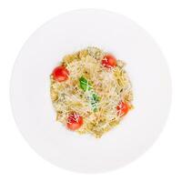 Farfalle massa com cereja tomates e parmesão foto