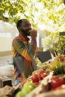 sorridente masculino pessoa degustação maçã antes comprando bio produzir, compras para natural orgânico produtos às agricultores mercado. jovem homem cliente desfrutando Comida degustação fresco local produzir. foto