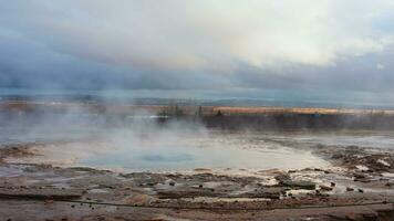 islandês gêiser dentro panorâmico cenário perto reykjavík, buracos em erupção e criando lindo fonte com quente água e vapor. escandinavo cratera com jato dentro Islândia, panorama. portátil tomada. foto