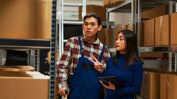 jovem adulto com muletas analisando caixas com proprietário, usando tábua para Faz mercadoria logística dentro armazenamento sala. ásia homem falando para empreendedor sobre produtos, fisica incapacidade. foto