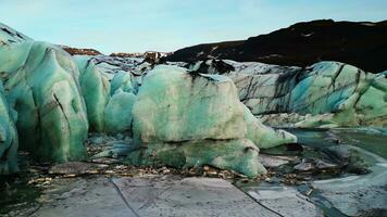 majestoso vatnajokull geleira dentro Islândia cercado de congeladas água e Nevado montanhas, escandinavo panorama. maciço azul icebergs com gelado pedras e rachaduras, cênico rota. lento movimento. foto