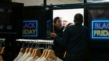 clientes exigem compras Acesso em Preto sexta-feira, levando vantagem do cedo horas para Comprar barato roupas. ansioso louco grupo do pessoas empurrando porta e brigando com segurança agente. portátil tomada. foto