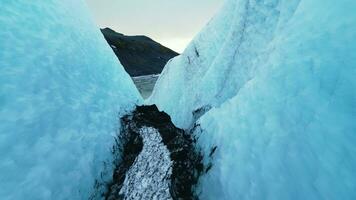 aéreo Visão do vatnajokull geleira fenda, islandês rachado gelo blocos Próximo para congeladas lago dentro gelado panorama. lindo icebergs cavernas dentro Islândia. fechar acima. lento movimento. foto