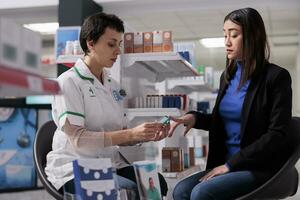 jovem mulher dando sangue amostra para glicose nível teste dentro Drogaria, obtendo diabetes prevenção consulta. farmacêutico especialista usando glicosímetro para crônica doença triagem foto