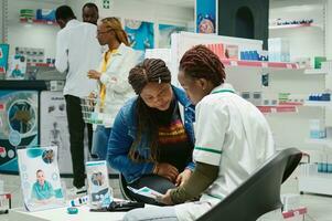 africano americano mulheres verificação caixas do pílulas, cliente olhando para Comprar vitaminas e suplementos dentro farmacia. farmacêutico e clientes Perguntando sobre prescrição medicamento, farmacêutico. foto