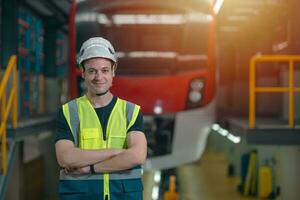 retrato elétrico trem serviço manutenção engenheiro funcionários trabalhador masculino em pé confiante sorridente dentro trem depósito. foto