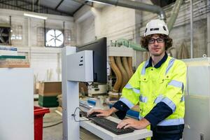jovem caucasiano engenheiro técnico masculino funcionários trabalhador retrato sorridente dentro moderno indústria mobília fábrica foto