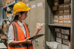 jovem engenheiro mulher funcionários empregado trabalhador trabalhando dentro fábrica hardware armazém loja trabalhos Verifica produtos contagem estoque inventário partes grande quantidade Lista foto