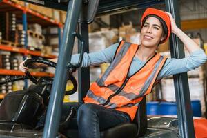 feliz jovem adolescente armazém funcionários trabalhador apreciar sorridente às empilhadeira motorista para ao controle Carregando fábrica inventário Remessa produtos foto