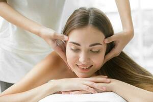 saúde Cuidado beleza mulheres cabeça massagem dentro spa dor alívio relaxar para saudável estilo de vida. lindo senhora corpo Cuidado tratamento fechar-se facial. foto