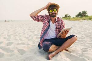 homem na praia foto