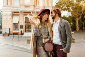 feliz moda casal posando em a velho rua dentro ensolarado Primavera. bonita lindo mulher e dela bonito à moda namorado abraçando ar livre. foto