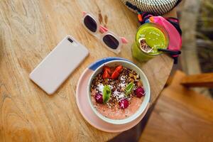 superalimentos tigela coberto com chia, granola e abacate. a sobrecarga, topo visualizar, plano deitar. saudável café da manhã. verão acessórios. foto