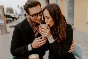 romântico casal namoro dentro acolhedor cafeteria em a rua. outono humor. foto
