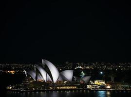 porto da cidade de sydney com horizonte histórico da ópera à noite na austrália foto