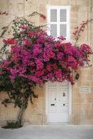 detalhe da arquitetura tradicional da porta de casa na cidade velha de Rabat Malta foto