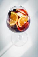 vinho tinto espanhol famoso coquetel gourmet tradicional sangria de frutas foto