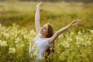 mulher feliz em estado de êxtase foto