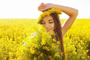 garota feliz com um buquê de flores silvestres foto