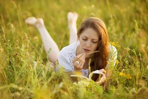 menina com um livro de flores silvestres foto