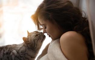 gato quer beijar uma garota bonita foto