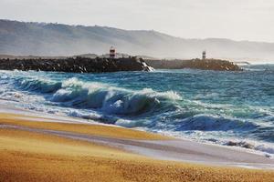 farol fica na faixa costeira do oceano foto