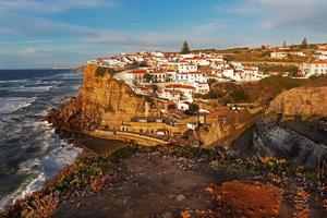 paisagem com a cidade portuguesa de azenhas do mar no oceano foto