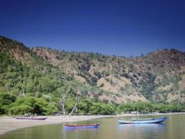 costa com barcos de pesca tradicionais na praia de dili em timor leste foto