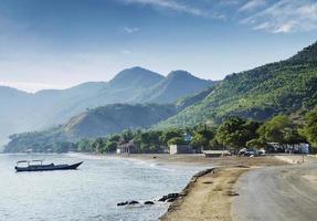 paraíso tropical exótico litoral praia de dili em timor leste ao amanhecer foto