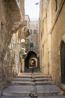 cena de rua de paralelepípedos da cidade velha na antiga cidade de jerusalém, israel