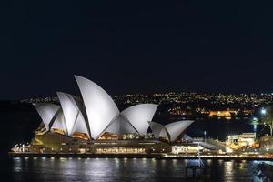 vista do exterior da ópera de sydney à noite na austrália foto