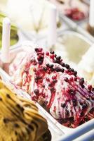 misturado colorido orgânico fresco gourmet sorvete gelato doce em vitrine da loja foto