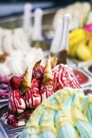misturado colorido orgânico fresco gourmet sorvete gelato doce em vitrine da loja foto