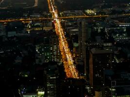 uma aéreo cidade Visão às noite foto