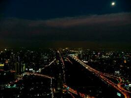 uma aéreo cidade Visão às noite foto