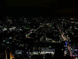 uma aéreo cidade Visão às noite foto