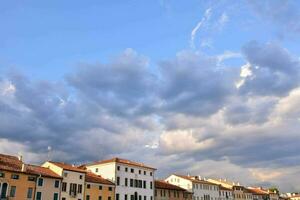 edifícios e nuvens dentro a céu foto